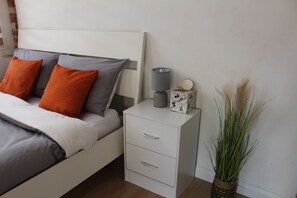 Escritorio, tabla de planchar con plancha, wifi gratis y ropa de cama