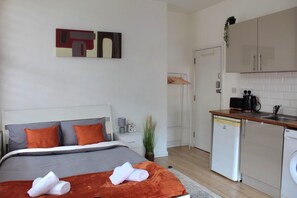 デスク、アイロン / アイロン台、WiFi (無料)、ベッドシーツ