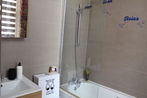 Secadora de cabello, toallas, jabón, papel de baño 