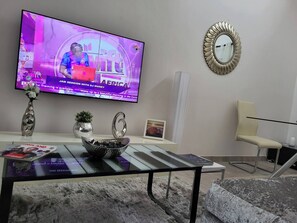 House, 2 Bedrooms | Living room - Serene Oasis in East Legon Hills - Chic 2 Bedroom Retreat (Santeo)