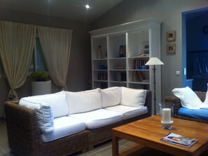 Living area - BEAUTIFUL VILLA WITH PRIVATE POOL OVERLOOKING THE CORSICAN MAQUIS (Sari-Solenzara)