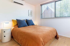 3 bedrooms, desk, iron/ironing board, WiFi