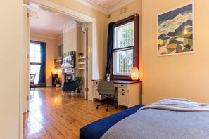 1 habitación, escritorio, tabla de planchar con plancha y cuna de viaje