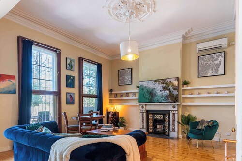 Large and Stylish Petersham Apartment with Parking