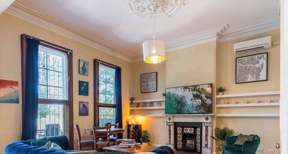 Large and Stylish Petersham Apartment with Parking