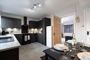 Kühlschrank, Mikrowelle, Ofen, Herdplatte