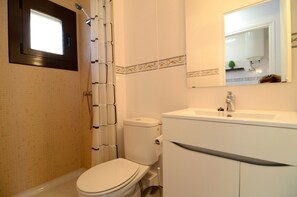 Apartment | Bathroom - Apartment Estartit Near Costa Brava Beaches (Torroella de Montgrí)