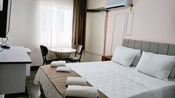 Basic-Doppelzimmer, Stadtblick | Essbereich im Zimmer