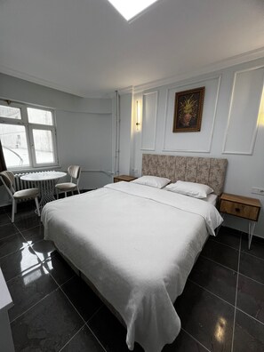 Basic szoba kétszemélyes ággyal, kilátással a városra | Íróasztal, laptophoz jól használható munkafelület és sötétítőfüggöny