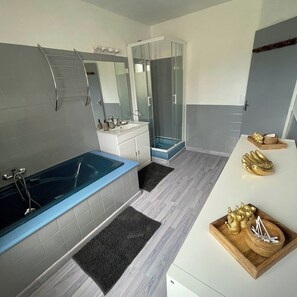 Dusche, Haartrockner, Handtücher, Seife