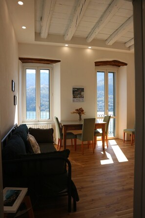 Flat-screen TV - Emy House Charming Apt Stunning Views /Balcony/AC (Carate Urio)
