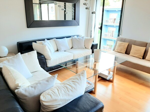 Apartment | Living room - Apartment in Spain Near Sandy Beach (Torroella de Montgrí)