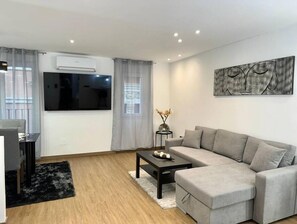 Living area - Entire accommodation: apartment in Zaragoza, Spain /El Pilar 3 minutes away  (Zaragoza)