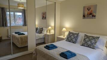 4 bedrooms, iron/ironing board, WiFi, bed sheets