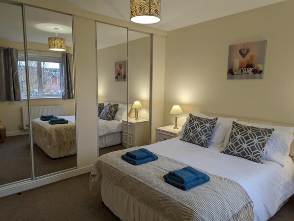 4 bedrooms, iron/ironing board, WiFi, bed sheets