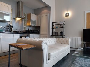 TV, offices - Easby Hall - 2 bed ground floor bath and ensuite (Scarborough)