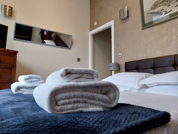 2 bedrooms, WiFi, bed sheets - Easby Hall - 2 bed ground floor bath and ensuite (Scarborough)