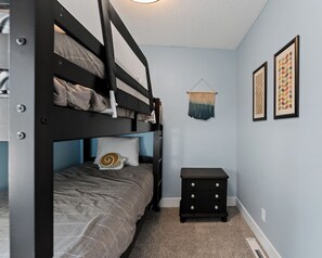 3 bedrooms, desk, free WiFi, bed sheets - Downtown Fun Meets Ultimate Game Night (Muskegon)