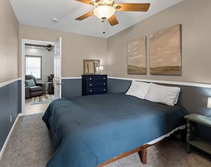 3 bedrooms, desk, free WiFi, bed sheets - Downtown Fun Meets Ultimate Game Night (Muskegon)