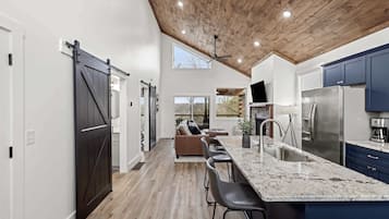 Jääkaappi, mikroaaltouuni, uuni, liesi