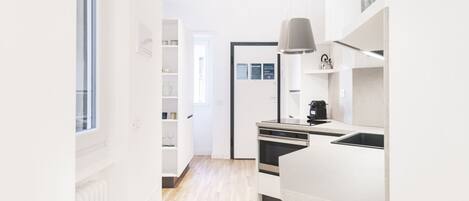 Fridge, oven, stovetop, dishwasher