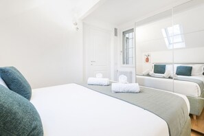 1 dormitorio, tabla de planchar con plancha, wifi y ropa de cama