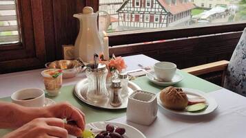 Petit déjeuner en libre-service servi tous les jours en supplément