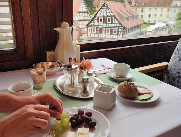 Tägliches Frühstück mit Selbstbedienung (15 EUR pro Person)