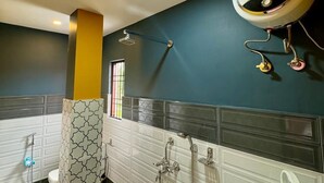 Un baño moderno con ducha, inodoro y lavamanos.