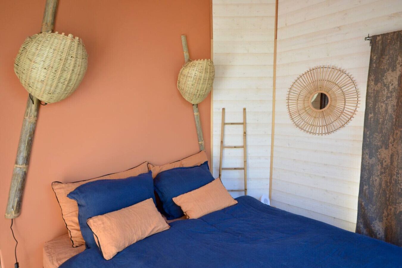 2 chambres, fer et planche à repasser, Wi-Fi, draps fournis
