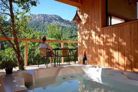 Outdoor dining. Lodge Mont Ventoux - Les Cabanes de Provence