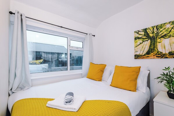 5 bedrooms, iron/ironing board, WiFi, bed sheets