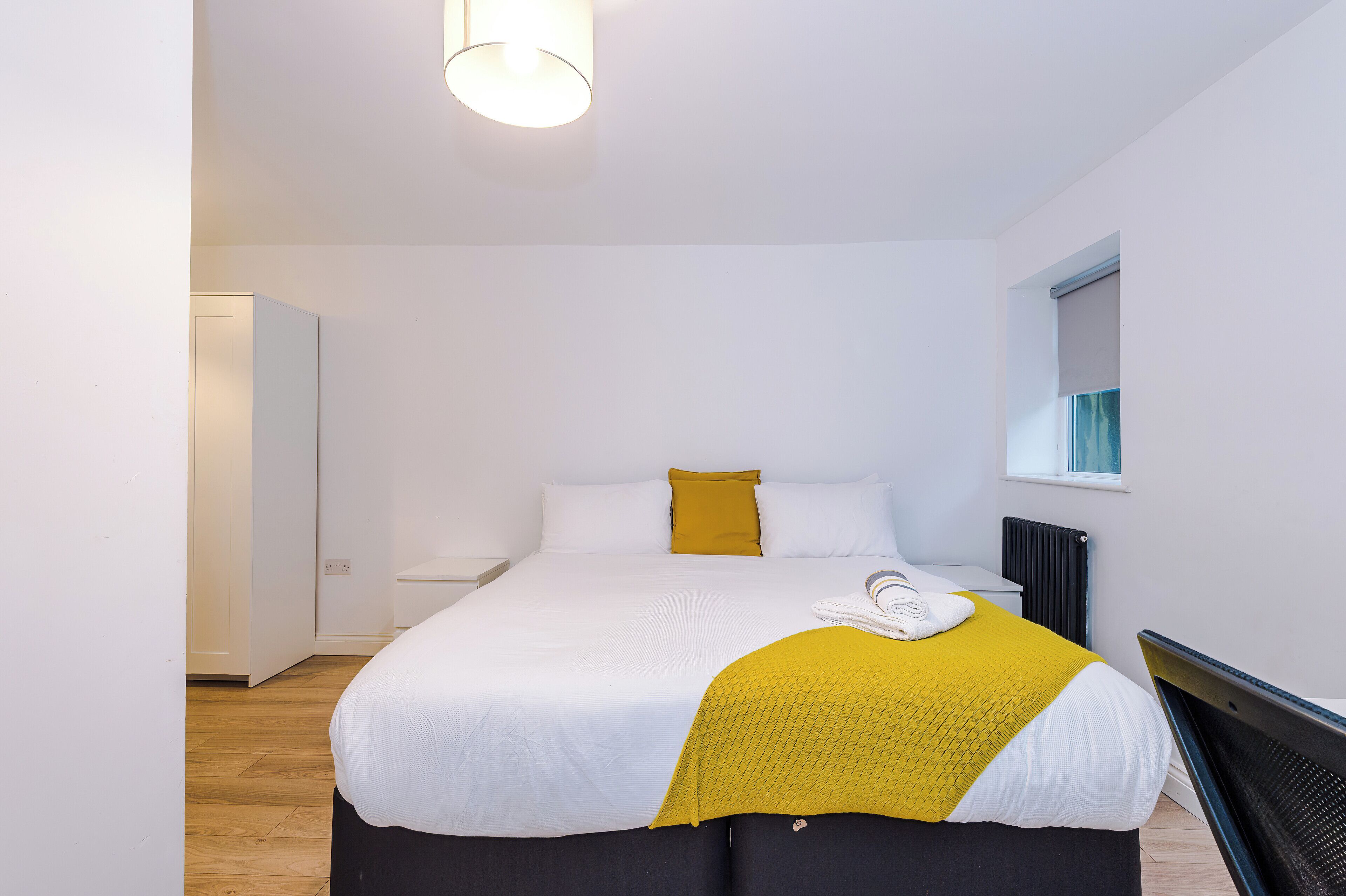 5 bedrooms, iron/ironing board, WiFi, bed sheets