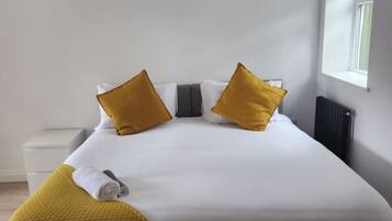 5 bedrooms, iron/ironing board, WiFi, bed sheets