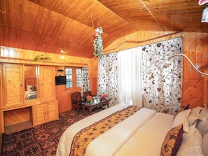 Quarto luxo | Escrivaninha, Wi-Fi de cortesia, roupa de cama