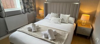 3 Bed House - Sleeps 5 - Garden - Parking - Wifi