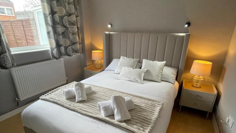 3 Bed House - Sleeps 5 - Garden - Parking - Wifi