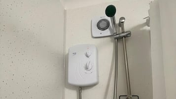 Căn hộ | Phòng tắm | Vòi sen/bồn tắm kết hợp, bồn tắm ngâm, máy sấy tóc, khăn tắm