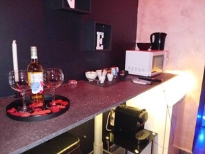 Réfrigérateur, micro-ondes, cafetiÚre/bouilloire, bouilloire électrique