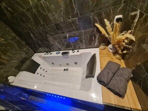 Baignoire à jets, serviettes fournies, savon, papier toilette