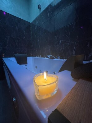 Banheira de hidromassagem, toalhas de banho, sabonete, papel higiênico