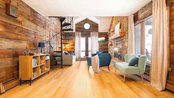 Smart TV, chimenea y libros