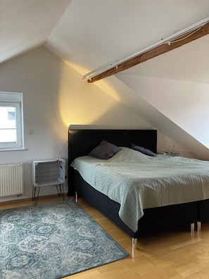 1 slaapkamer, een strijkplank/strijkijzer, wifi, beddengoed