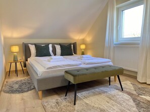 3 bedrooms, iron/ironing board, travel crib, WiFi - Brisa Balaton - modern apartment w/lake view (Balatonalmádi)