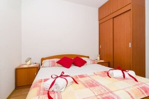 WiFi, bed sheets