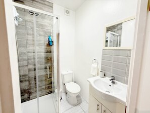 House | Bathroom | Shower, towels - 25min to Central - Zone 2 - Free Parking - Sleep 6 (London)