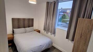 2 bedrooms, desk, iron/ironing board, WiFi