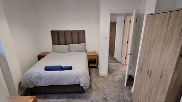 2 bedrooms, desk, iron/ironing board, WiFi