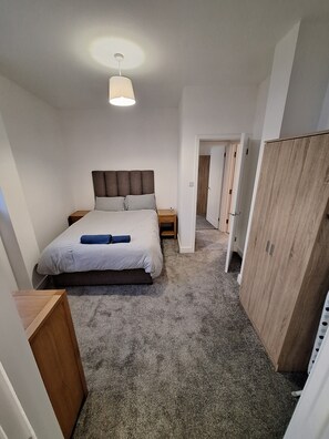 2 slaapkamers, een bureau, een strijkplank/strijkijzer, wifi