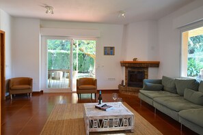 TV, fireplace - Beautiful family villa within walking distance of the beach (San Pedro de Alcántara)